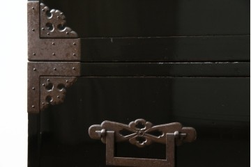 和製アンティーク　美品!!　激レア　特注品　立派な上手金具が存在感を放つ庄内箪笥　(R-076843)