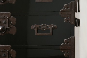 和製アンティーク　美品!!　激レア　特注品　立派な上手金具が存在感を放つ庄内箪笥　(R-076843)