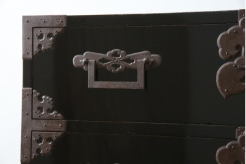 和製アンティーク　美品!!　激レア　特注品　立派な上手金具が存在感を放つ庄内箪笥　(R-076843)