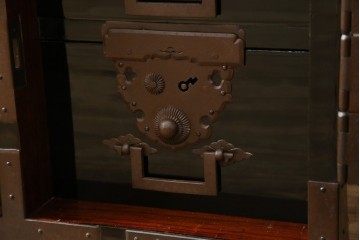 和製アンティーク　美品!!　激レア　特注品　立派な上手金具が存在感を放つ庄内箪笥　(R-076843)