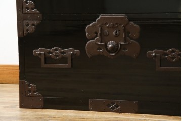 和製アンティーク　美品!!　激レア　特注品　立派な上手金具が存在感を放つ庄内箪笥　(R-076843)