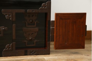 和製アンティーク　美品!!　激レア　特注品　立派な上手金具が存在感を放つ庄内箪笥　(R-076843)