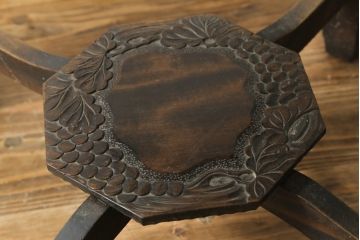 和製ビンテージ　軽井沢彫り　葡萄の彫刻が可愛らしいコーヒーテーブル(カフェテーブル、サイドテーブル、エンドテーブル、ナイトテーブル、飾り台、花台、ヴィンテージ)(R-076849)