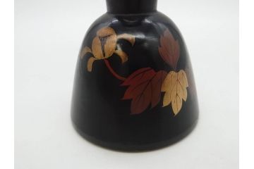 上品な蝶花図が美しい小鼓(蒔絵、つづみ、鼓胴、革一組2枚、調緒、横調べ、縦調べ、小締、和楽器、打楽器、雅楽、能楽)(R-076854)