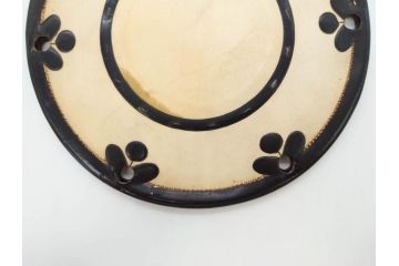 上品な蝶花図が美しい小鼓(蒔絵、つづみ、鼓胴、革一組2枚、調緒、横調べ、縦調べ、小締、和楽器、打楽器、雅楽、能楽)(R-076854)