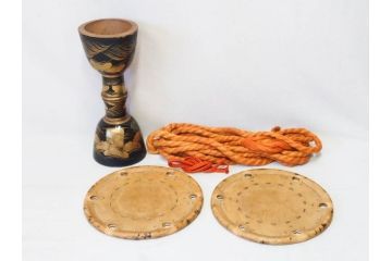 金の松の図が見事な小鼓(金蒔絵、つづみ、鼓胴、革一組2枚、調緒、横調べ、縦調べ、小締、和楽器、打楽器、雅楽、能楽)(R-076855)