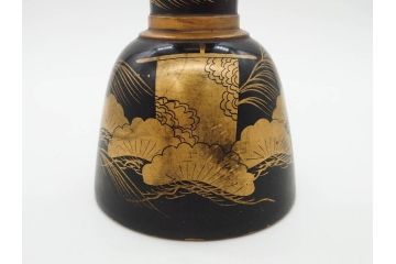 金の松の図が見事な小鼓(金蒔絵、つづみ、鼓胴、革一組2枚、調緒、横調べ、縦調べ、小締、和楽器、打楽器、雅楽、能楽)(R-076855)