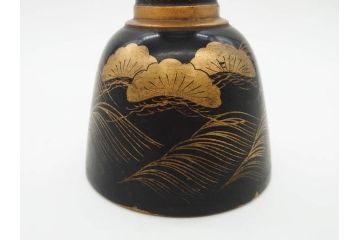 金の松の図が見事な小鼓(金蒔絵、つづみ、鼓胴、革一組2枚、調緒、横調べ、縦調べ、小締、和楽器、打楽器、雅楽、能楽)(R-076855)
