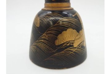 金の松の図が見事な小鼓(金蒔絵、つづみ、鼓胴、革一組2枚、調緒、横調べ、縦調べ、小締、和楽器、打楽器、雅楽、能楽)(R-076855)