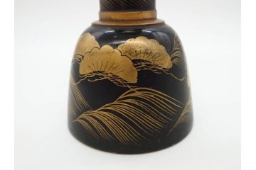 金の松の図が見事な小鼓(金蒔絵、つづみ、鼓胴、革一組2枚、調緒、横調べ、縦調べ、小締、和楽器、打楽器、雅楽、能楽)(R-076855)