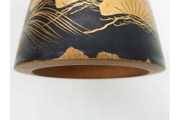 金の松の図が見事な小鼓(金蒔絵、つづみ、鼓胴、革一組2枚、調緒、横調べ、縦調べ、小締、和楽器、打楽器、雅楽、能楽)(R-076855)