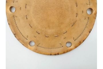 金の松の図が見事な小鼓(金蒔絵、つづみ、鼓胴、革一組2枚、調緒、横調べ、縦調べ、小締、和楽器、打楽器、雅楽、能楽)(R-076855)