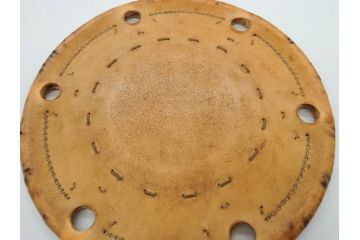 金の松の図が見事な小鼓(金蒔絵、つづみ、鼓胴、革一組2枚、調緒、横調べ、縦調べ、小締、和楽器、打楽器、雅楽、能楽)(R-076855)