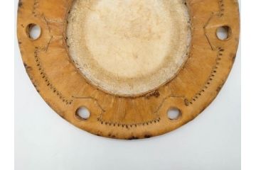 金の松の図が見事な小鼓(金蒔絵、つづみ、鼓胴、革一組2枚、調緒、横調べ、縦調べ、小締、和楽器、打楽器、雅楽、能楽)(R-076855)