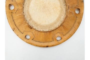 金の松の図が見事な小鼓(金蒔絵、つづみ、鼓胴、革一組2枚、調緒、横調べ、縦調べ、小締、和楽器、打楽器、雅楽、能楽)(R-076855)