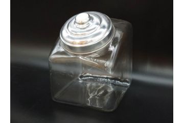 アンティーク雑貨　アルミ蓋　駄菓子屋さんにあるような昔懐かしいガラス瓶(菓子瓶、ガラスビン、硝子、キャニスター、フタ付き、小物入れ、ディスプレイ雑貨、古道具、店舗什器)(R-076857)