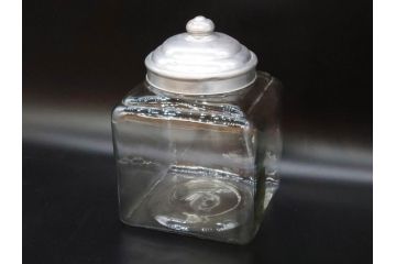 アンティーク雑貨　当時物　デッドストック　アルミ蓋　お洒落なディスプレイが叶うレトロなガラス瓶(角型、角瓶、キャニスター、ガラスビン、菓子瓶、硝子、フタ付き、小物入れ、ディスプレイ雑貨、古道具、店舗什器)(R-076858)