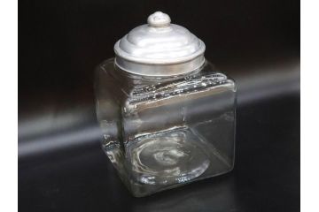 アンティーク雑貨　当時物　デッドストック　アルミ蓋　お洒落なディスプレイが叶うレトロなガラス瓶(角型、角瓶、キャニスター、ガラスビン、菓子瓶、硝子、フタ付き、小物入れ、ディスプレイ雑貨、古道具、店舗什器)(R-076858)