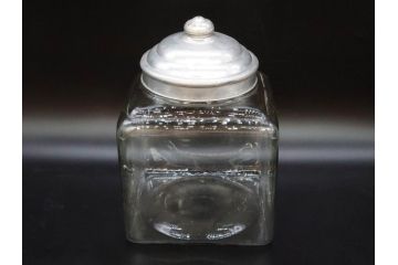 アンティーク雑貨　当時物　デッドストック　アルミ蓋　お洒落なディスプレイが叶うレトロなガラス瓶(角型、角瓶、キャニスター、ガラスビン、菓子瓶、硝子、フタ付き、小物入れ、ディスプレイ雑貨、古道具、店舗什器)(R-076858)