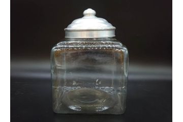 アンティーク雑貨　当時物　デッドストック　アルミ蓋　お洒落なディスプレイが叶うレトロなガラス瓶(角型、角瓶、キャニスター、ガラスビン、菓子瓶、硝子、フタ付き、小物入れ、ディスプレイ雑貨、古道具、店舗什器)(R-076858)