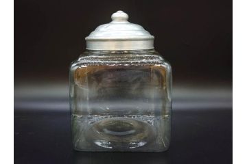 アンティーク雑貨　当時物　デッドストック　アルミ蓋　お洒落なディスプレイが叶うレトロなガラス瓶(角型、角瓶、キャニスター、ガラスビン、菓子瓶、硝子、フタ付き、小物入れ、ディスプレイ雑貨、古道具、店舗什器)(R-076858)