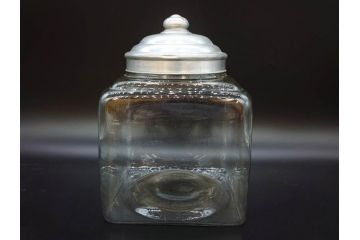 アンティーク雑貨　当時物　デッドストック　アルミ蓋　お洒落なディスプレイが叶うレトロなガラス瓶(角型、角瓶、キャニスター、ガラスビン、菓子瓶、硝子、フタ付き、小物入れ、ディスプレイ雑貨、古道具、店舗什器)(R-076858)