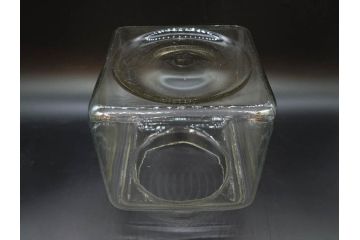 アンティーク雑貨　当時物　デッドストック　アルミ蓋　お洒落なディスプレイが叶うレトロなガラス瓶(角型、角瓶、キャニスター、ガラスビン、菓子瓶、硝子、フタ付き、小物入れ、ディスプレイ雑貨、古道具、店舗什器)(R-076858)
