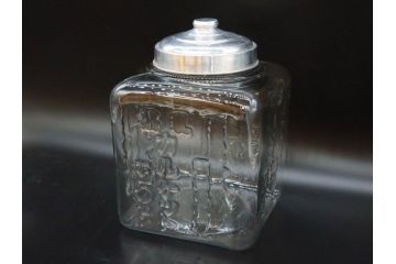 アンティーク雑貨　当時物　カルケット　エンボス　どこか懐かしい気持ちになるアルミ蓋付ガラス瓶(角型、角瓶、キャニスター、ガラスビン、菓子瓶、硝子、フタ付き、小物入れ、ディスプレイ雑貨、古道具、店舗什器)(R-076859)