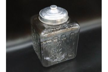 アンティーク雑貨　当時物　カルケット　エンボス　どこか懐かしい気持ちになるアルミ蓋付ガラス瓶(角型、角瓶、キャニスター、ガラスビン、菓子瓶、硝子、フタ付き、小物入れ、ディスプレイ雑貨、古道具、店舗什器)(R-076859)