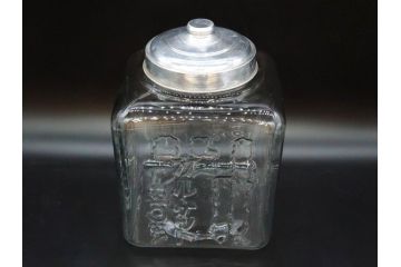 アンティーク雑貨　当時物　カルケット　エンボス　どこか懐かしい気持ちになるアルミ蓋付ガラス瓶(角型、角瓶、キャニスター、ガラスビン、菓子瓶、硝子、フタ付き、小物入れ、ディスプレイ雑貨、古道具、店舗什器)(R-076859)