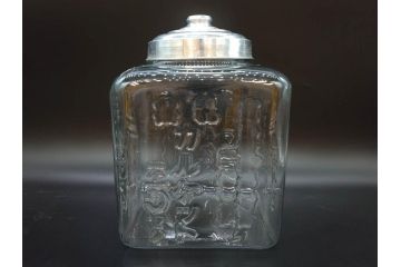 アンティーク雑貨　当時物　カルケット　エンボス　どこか懐かしい気持ちになるアルミ蓋付ガラス瓶(角型、角瓶、キャニスター、ガラスビン、菓子瓶、硝子、フタ付き、小物入れ、ディスプレイ雑貨、古道具、店舗什器)(R-076859)