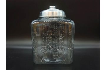 アンティーク雑貨　当時物　カルケット　エンボス　どこか懐かしい気持ちになるアルミ蓋付ガラス瓶(角型、角瓶、キャニスター、ガラスビン、菓子瓶、硝子、フタ付き、小物入れ、ディスプレイ雑貨、古道具、店舗什器)(R-076859)