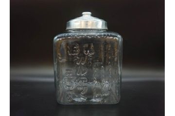 アンティーク雑貨　当時物　カルケット　エンボス　どこか懐かしい気持ちになるアルミ蓋付ガラス瓶(角型、角瓶、キャニスター、ガラスビン、菓子瓶、硝子、フタ付き、小物入れ、ディスプレイ雑貨、古道具、店舗什器)(R-076859)