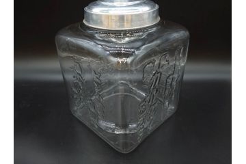 アンティーク雑貨　当時物　カルケット　エンボス　どこか懐かしい気持ちになるアルミ蓋付ガラス瓶(角型、角瓶、キャニスター、ガラスビン、菓子瓶、硝子、フタ付き、小物入れ、ディスプレイ雑貨、古道具、店舗什器)(R-076859)