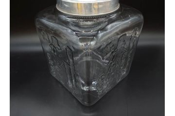 アンティーク雑貨　当時物　カルケット　エンボス　どこか懐かしい気持ちになるアルミ蓋付ガラス瓶(角型、角瓶、キャニスター、ガラスビン、菓子瓶、硝子、フタ付き、小物入れ、ディスプレイ雑貨、古道具、店舗什器)(R-076859)