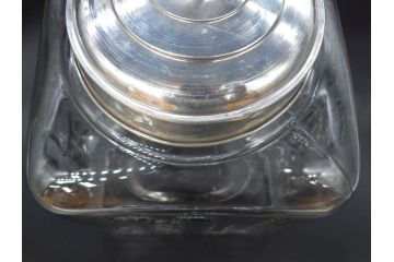 アンティーク雑貨　当時物　カルケット　エンボス　どこか懐かしい気持ちになるアルミ蓋付ガラス瓶(角型、角瓶、キャニスター、ガラスビン、菓子瓶、硝子、フタ付き、小物入れ、ディスプレイ雑貨、古道具、店舗什器)(R-076859)