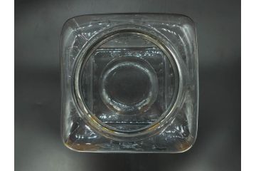 アンティーク雑貨　当時物　カルケット　エンボス　どこか懐かしい気持ちになるアルミ蓋付ガラス瓶(角型、角瓶、キャニスター、ガラスビン、菓子瓶、硝子、フタ付き、小物入れ、ディスプレイ雑貨、古道具、店舗什器)(R-076859)
