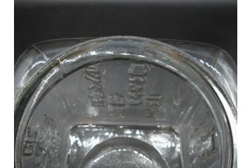 アンティーク雑貨　当時物　カルケット　エンボス　どこか懐かしい気持ちになるアルミ蓋付ガラス瓶(角型、角瓶、キャニスター、ガラスビン、菓子瓶、硝子、フタ付き、小物入れ、ディスプレイ雑貨、古道具、店舗什器)(R-076859)