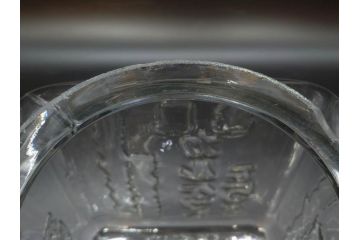 アンティーク雑貨　当時物　カルケット　エンボス　どこか懐かしい気持ちになるアルミ蓋付ガラス瓶(角型、角瓶、キャニスター、ガラスビン、菓子瓶、硝子、フタ付き、小物入れ、ディスプレイ雑貨、古道具、店舗什器)(R-076859)
