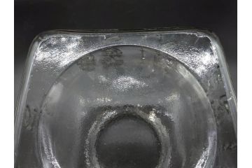 アンティーク雑貨　当時物　カルケット　エンボス　どこか懐かしい気持ちになるアルミ蓋付ガラス瓶(角型、角瓶、キャニスター、ガラスビン、菓子瓶、硝子、フタ付き、小物入れ、ディスプレイ雑貨、古道具、店舗什器)(R-076859)