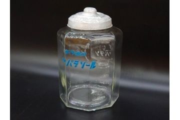 昭和レトロ　カマダの虫よけネオパラゾールの文字入り　レトロなディスプレイが叶う古い八角ガラス瓶(キャニスター、ガラスビン、硝子、フタ付き、小物入れ、ディスプレイ雑貨、古道具、店舗什器)(R-076860)