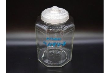 昭和レトロ　カマダの虫よけネオパラゾールの文字入り　レトロなディスプレイが叶う古い八角ガラス瓶(キャニスター、ガラスビン、硝子、フタ付き、小物入れ、ディスプレイ雑貨、古道具、店舗什器)(R-076860)