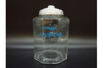 昭和レトロ　カマダの虫よけネオパラゾールの文字入り　レトロなディスプレイが叶う古い八角ガラス瓶(キャニスター、ガラスビン、硝子、フタ付き、小物入れ、ディスプレイ雑貨、古道具、店舗什器)(R-076860)