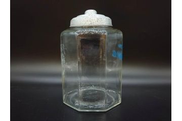 昭和レトロ　カマダの虫よけネオパラゾールの文字入り　レトロなディスプレイが叶う古い八角ガラス瓶(キャニスター、ガラスビン、硝子、フタ付き、小物入れ、ディスプレイ雑貨、古道具、店舗什器)(R-076860)