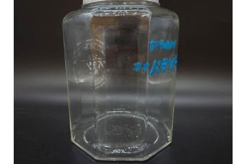 昭和レトロ　カマダの虫よけネオパラゾールの文字入り　レトロなディスプレイが叶う古い八角ガラス瓶(キャニスター、ガラスビン、硝子、フタ付き、小物入れ、ディスプレイ雑貨、古道具、店舗什器)(R-076860)