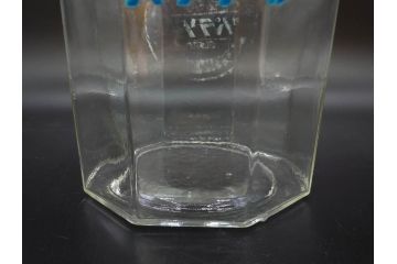 昭和レトロ　カマダの虫よけネオパラゾールの文字入り　レトロなディスプレイが叶う古い八角ガラス瓶(キャニスター、ガラスビン、硝子、フタ付き、小物入れ、ディスプレイ雑貨、古道具、店舗什器)(R-076860)