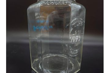 昭和レトロ　カマダの虫よけネオパラゾールの文字入り　レトロなディスプレイが叶う古い八角ガラス瓶(キャニスター、ガラスビン、硝子、フタ付き、小物入れ、ディスプレイ雑貨、古道具、店舗什器)(R-076860)