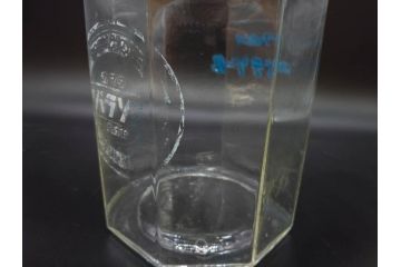 昭和レトロ　カマダの虫よけネオパラゾールの文字入り　レトロなディスプレイが叶う古い八角ガラス瓶(キャニスター、ガラスビン、硝子、フタ付き、小物入れ、ディスプレイ雑貨、古道具、店舗什器)(R-076860)