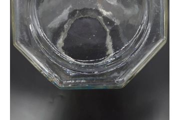昭和レトロ　カマダの虫よけネオパラゾールの文字入り　レトロなディスプレイが叶う古い八角ガラス瓶(キャニスター、ガラスビン、硝子、フタ付き、小物入れ、ディスプレイ雑貨、古道具、店舗什器)(R-076860)