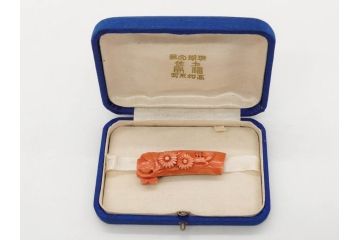 珊瑚元祖 土佐 高知京町　花彫刻　美しい色合いがアクセントになる珊瑚の帯留め(サンゴ、和装小物、着物道具、帯締め、アクセサリー、コーラル)(R-076862)